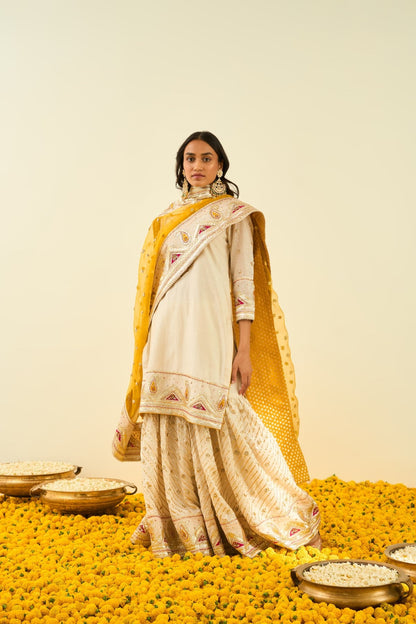 Asfi Javed IN Shafna Daisy Ivory short kurta with garara and dupatta